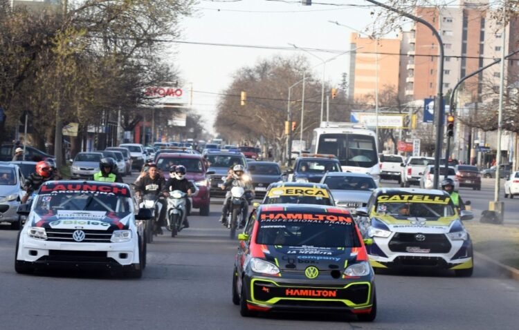 Los autos de Turismo Pista y las Pick Up pasearon por las calles de Río Cuarto