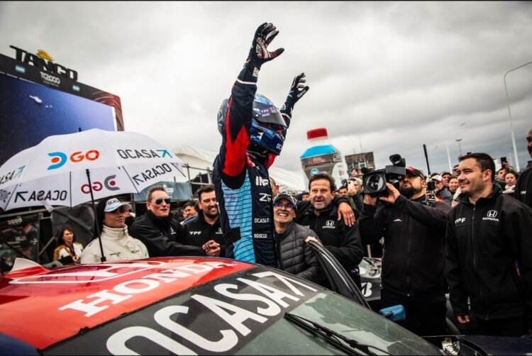 Lluvia de felicidad: Leonel Pernía celebró en la especial final de TC2000 en Junín