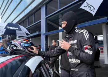 El Turismo Carretera 2000 realizó una prueba comunitaria en La Plata