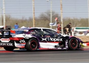 En una entretenida pelea, Agrelo se quedó con la tercera serie del Turismo Carretera