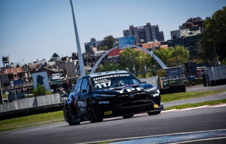 Festejo de Toyota: Matias Rossi y Santiago Urrutia, los dueños de Los 200 KM de Buenos Aires
