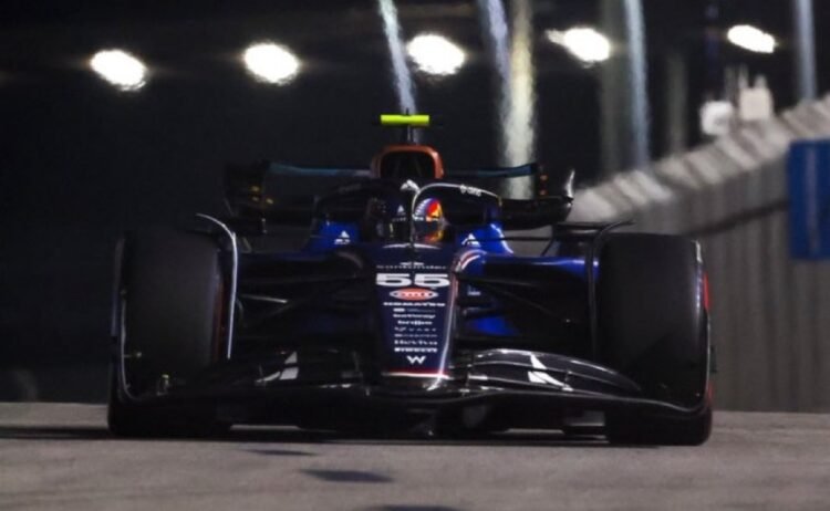 Carlos Sainz y Albon, descalificados en Singapur: largarán desde la última fila este domingo