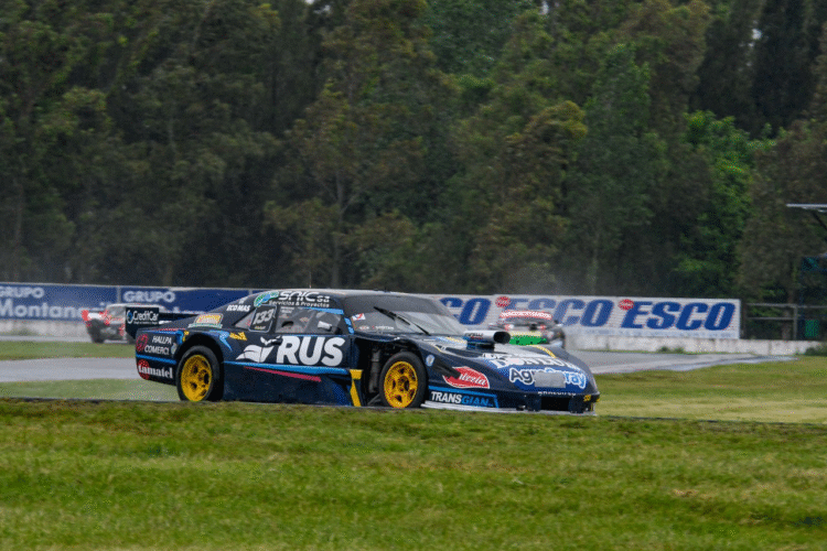 Alberti aprovechó el despiste de Jaime y se llevó la batería del TC Pista Mouras en La Plata