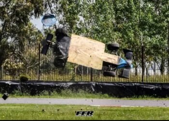 Espectacular despiste y vuelco de Mariano Morini en el autódromo de La Plata