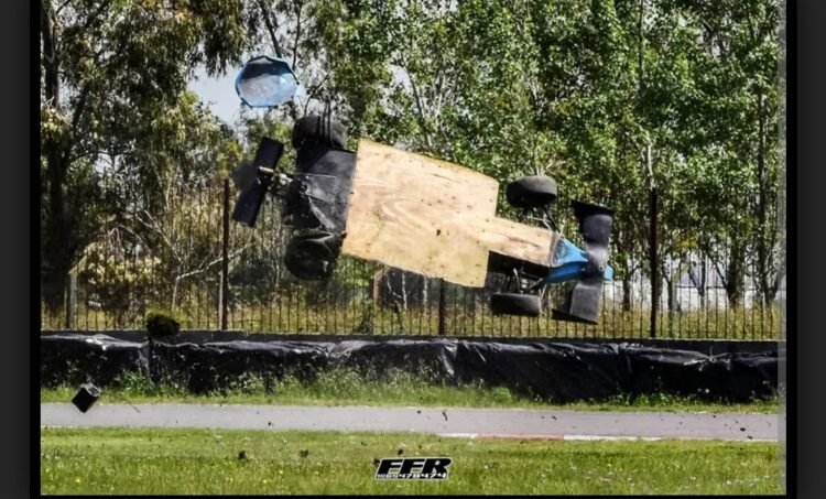Espectacular despiste y vuelco de Mariano Morini en el autódromo de La Plata