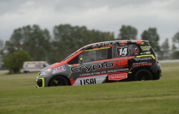 ¡Salud campeón!: Nicolás Herrera ganó y se alzó con el título de la Clase Dos del Turismo Pista