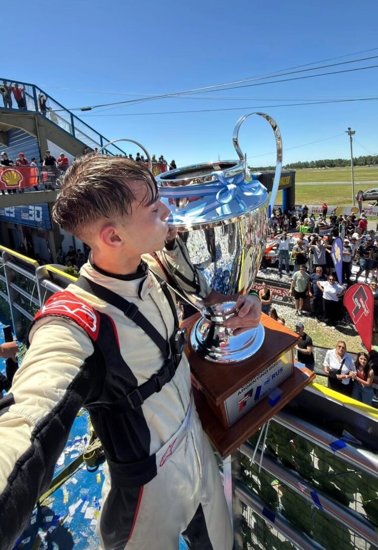 Domingo de gloria en La Plata: Tomás Vitar ganó y se consagró campeón de la Clase Tres del Turismo Pista
