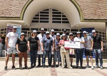 Autoridades y pilotos del TN Apat realizaron una acción solidaria en su visita a San Martín