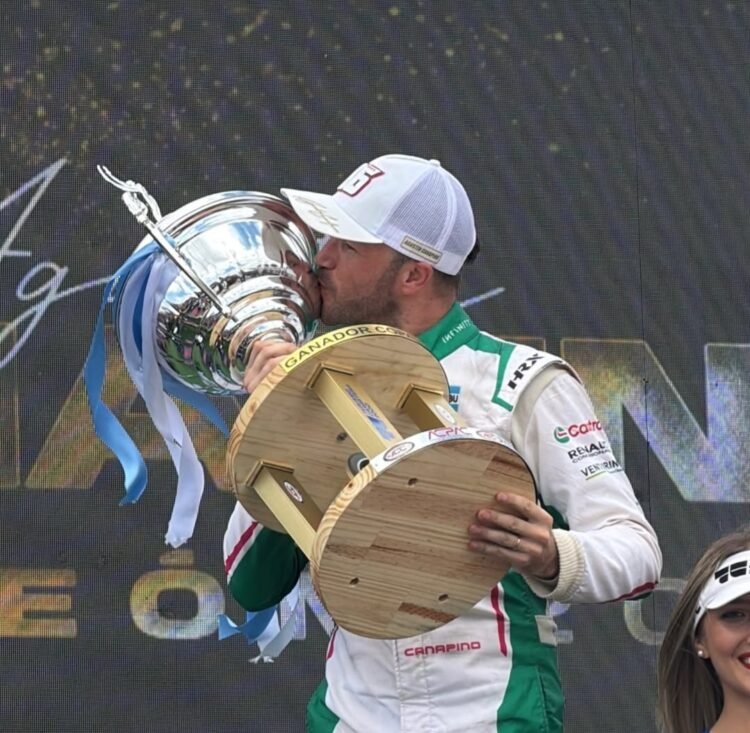 Agustín Canapino se consagró campeón del Turismo Carretera 2000