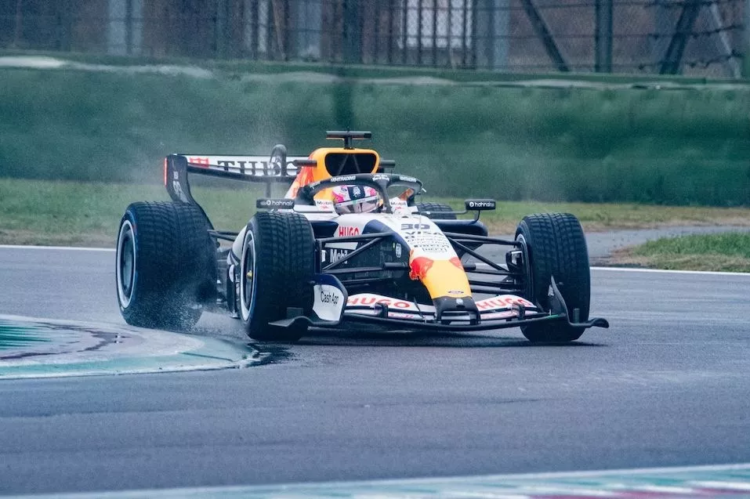 Racing Bulls estrenó el VCARB03 en pista: primeras vueltas del motor Red Bull-Ford