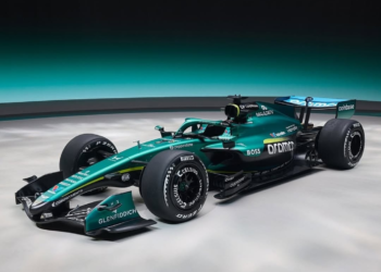 Aston Martin presentó el monoplaza que utilizará esta temporada: es el primero del equipo diseñado por Adrian Newey y tendrá motores Honda