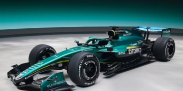 Aston Martin presentó el monoplaza que utilizará esta temporada: es el primero del equipo diseñado por Adrian Newey y tendrá motores Honda