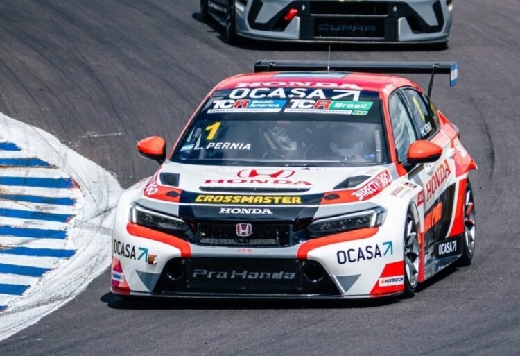 TCR South America: Leonel Pernia se quedó con la segunda carrera