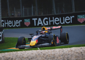 Fórmula 3: tras un trompo, Colnaghi terminó en el fondo del pelotón en una carrera que finalizó con bandera roja