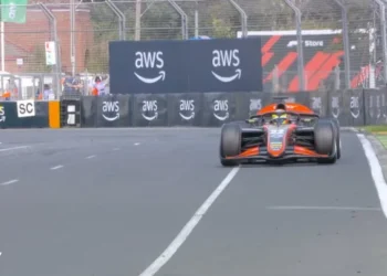 Gran debut de Varrone en F2: largó 19, llegó a ser líder y una penalización lo dejó sin puntos