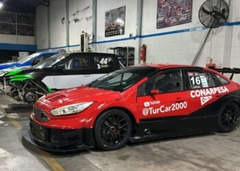 Alianza entre dos equipos para sumarse al Turismo Carretera 2000 con un auto