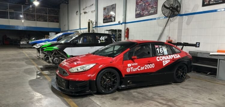 Alianza entre dos equipos para sumarse al Turismo Carretera 2000 con un auto