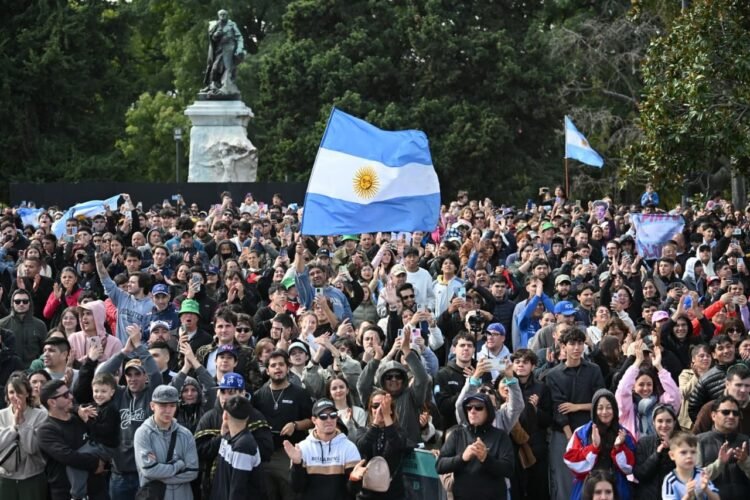 Fiesta histórica: con el sueño de la vuelta de la F1 a la Ciudad, Franco Colapinto hizo delirar a 600 mil personas en Palermo