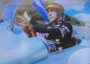 Franco Colapinto giró con la histórica Flecha de Plata de Fangio por las calles de Buenos Aires