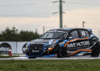 En una definición apasionante, Martín Leston ganó su primera carrera en Clase Dos