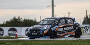 En una definición apasionante, Martín Leston ganó su primera carrera en Clase Dos