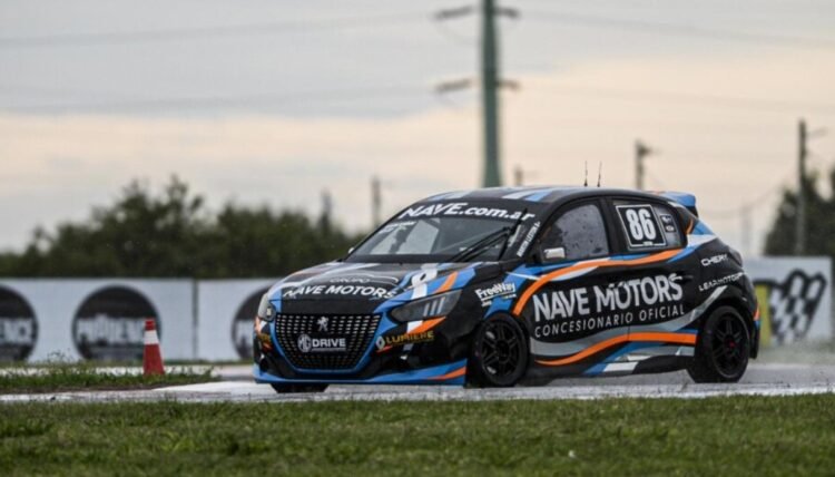 En una definición apasionante, Martín Leston ganó su primera carrera en Clase Dos