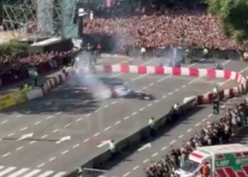 Franco Colapinto rodó por primera vez con un F1 por las calles de Buenos Aires frente a miles de personas