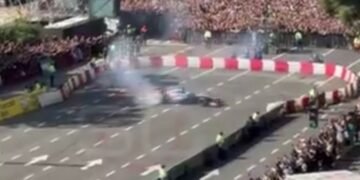 Franco Colapinto rodó por primera vez con un F1 por las calles de Buenos Aires frente a miles de personas