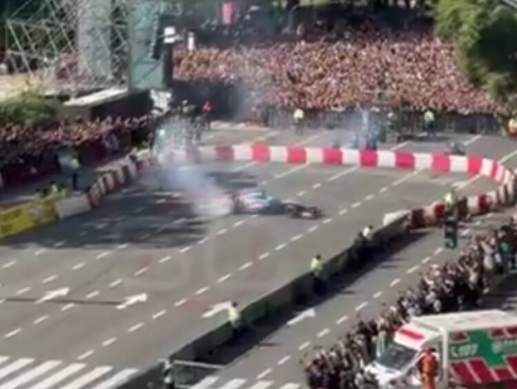 Franco Colapinto rodó por primera vez con un F1 por las calles de Buenos Aires frente a miles de personas
