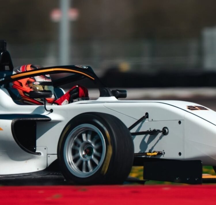 Díaz Quaglia, tras la confirmación como piloto del Alpha 54 Racing en la Fórmula 4 italiana: “Representar a mi país, es un orgullo muy grande”