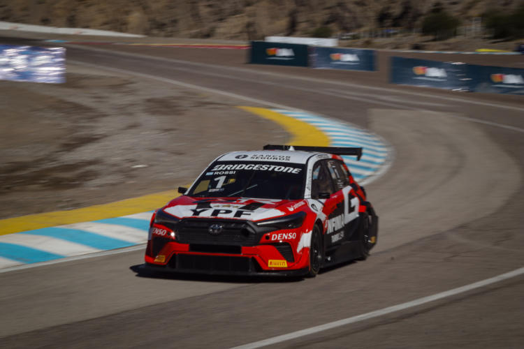 Matías Rossi confirmó su buen funcionamiento y dominó la clasificación en San Juan