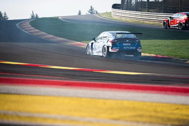 TCR Europe Cup: Tiago Pernía, que corre junto a su papá, fue octavo en la primera clasificación en Spa-Francorchamps