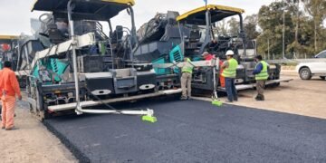 Pruebas de asfalto en uno de los sectores más emblemáticos del autódromo de la Ciudad de Buenos Aires