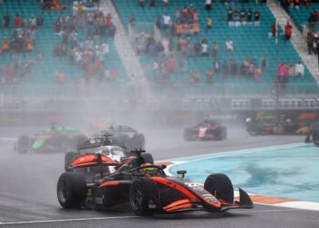 F2 en Miami: bajo una intensa lluvia, Varrone se retrasó por un toque en la carrera del domingo