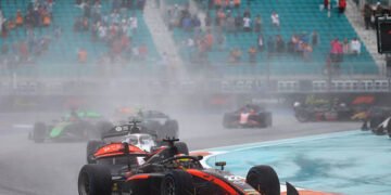 F2 en Miami: bajo una intensa lluvia, Varrone se retrasó por un toque en la carrera del domingo