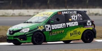 Franco De Benedictis peleó hasta el final y logró su primera victoria en la Clase Tres del Turismo Pista