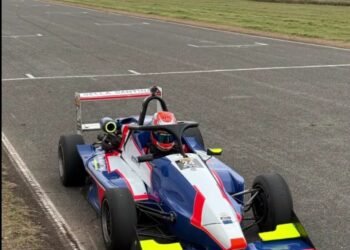 Jóvenes pilotos de karting giraron sobre un Fórmula Nacional