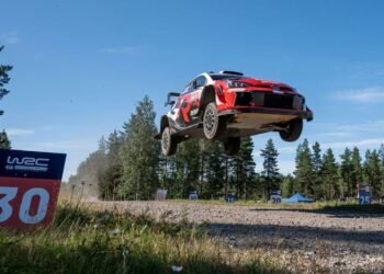 WRC en Finlandia: tras el duro accidente de Ogier, Pajari cerró el sábado como líder