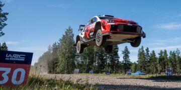 WRC en Finlandia: tras el duro accidente de Ogier, Pajari cerró el sábado como líder