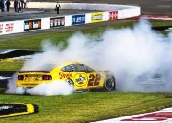 Joey Logano ganó la Cook Out 400 de la NASCAR Cup Series en Raceway