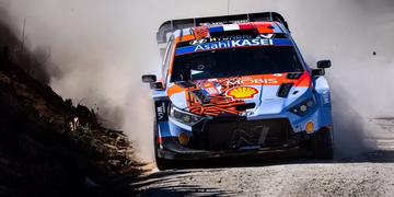 Fourmaux lidera el 1-2 de Hyundai en Cerdeña tras una mañana llena de pinchazos